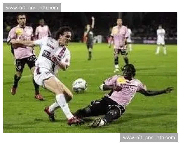 里昂主场攻势如潮，尼斯防线承受巨大压力