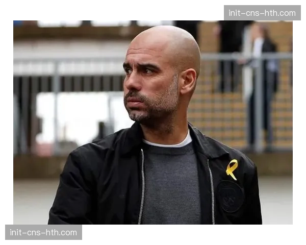 镜头捕捉:瓜迪奥拉在场边激烈指挥,要求边后卫在防守时内收保护肋部区域